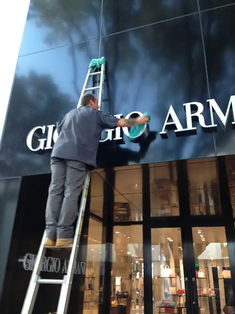 Storefront Glass Cleaning Built Around Customer Traffic